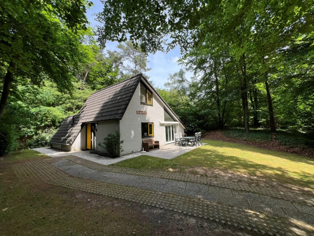 De Goudvink tussen het groen op Hoogwolde